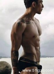 一刹车，假弟弟从包里掉出，一车人都再看我。 - 51虹马