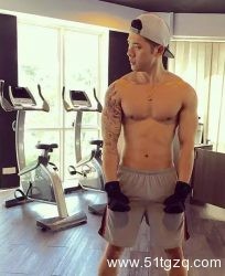 新加坡小受好可爱，傻傻的、萌萌哒、还有一副好身材！ - 51虹马