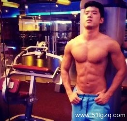 新加坡小受好可爱，傻傻的、萌萌哒、还有一副好身材！ - 51虹马