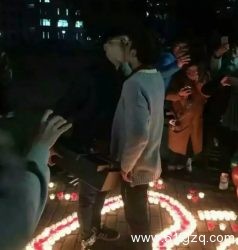 深夜校园激吻求婚！现在的大学生甜死了~ - 51虹马