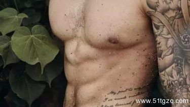 一刹车，假弟弟从包里掉出，一车人都再看我。 - 51虹马