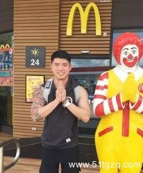 新加坡小受好可爱，傻傻的、萌萌哒、还有一副好身材！ - 51虹马