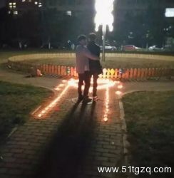 深夜校园激吻求婚！现在的大学生甜死了~ - 51虹马