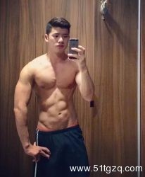 新加坡小受好可爱，傻傻的、萌萌哒、还有一副好身材！ - 51虹马