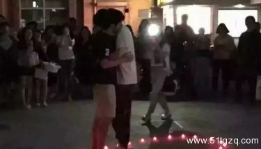 深夜校园激吻求婚！现在的大学生甜死了~ - 51虹马