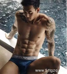 一刹车，假弟弟从包里掉出，一车人都再看我。 - 51虹马