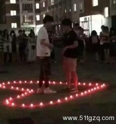 深夜校园激吻求婚！现在的大学生甜死了~ - 51虹马