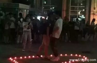 深夜校园激吻求婚！现在的大学生甜死了~ - 51虹马