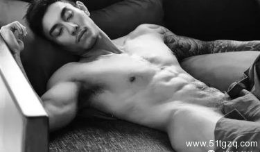 一刹车，假弟弟从包里掉出，一车人都再看我。 - 51虹马