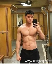 新加坡小受好可爱，傻傻的、萌萌哒、还有一副好身材！ - 51虹马