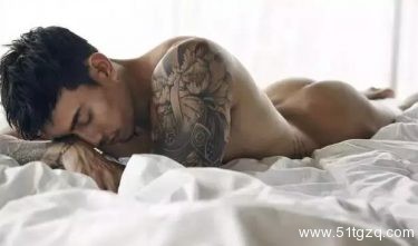 一刹车，假弟弟从包里掉出，一车人都再看我。 - 51虹马