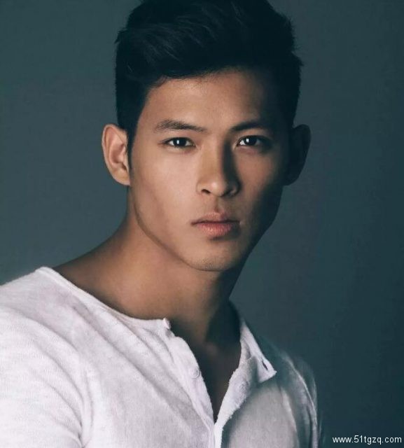 肌肉男都是作弊器，95后小鲜肉胸腹肌健壮又完美，这样的男人才是人生赢家！ - 51虹马