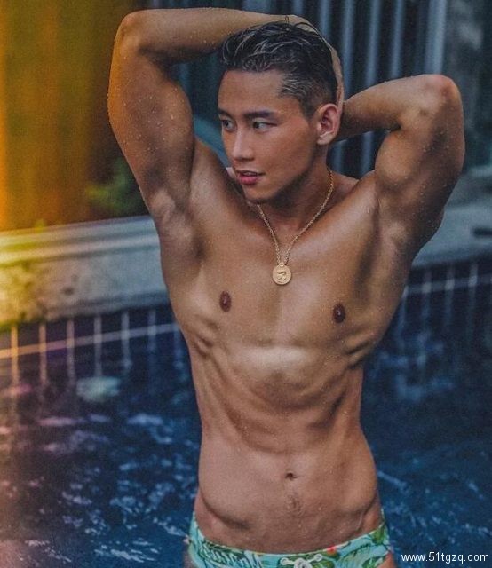 泳裤都快撑爆了，这位韩国肌肉帅哥实力不俗！-51虹马