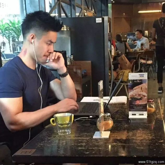 没忍住喝了一次星巴克，他就给我20个耳光-51虹马