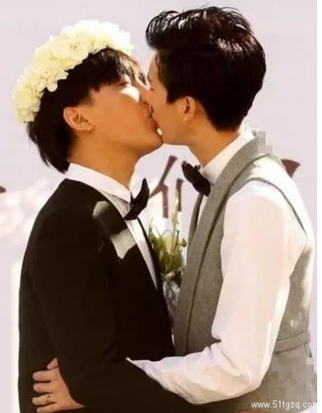 公开结婚的第一对同性恋明星，当众拥吻 你觉得了！-51虹马