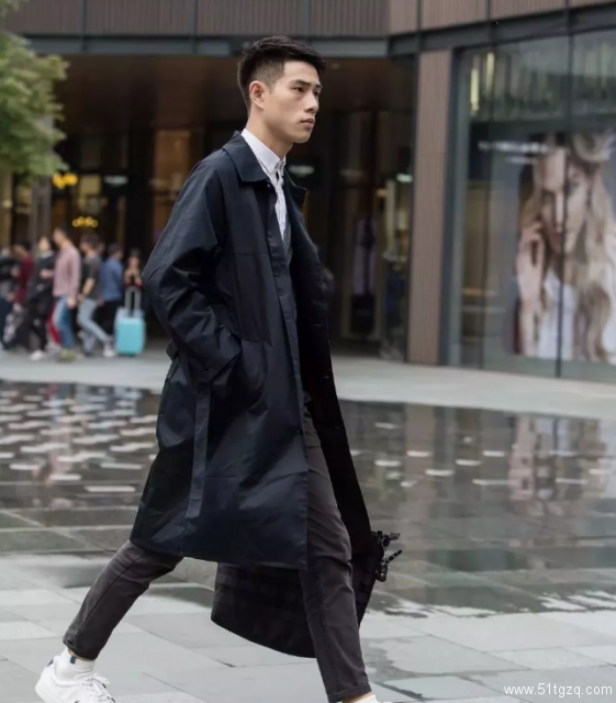 街拍成都男生，去的时候是直的，回来的时候有点弯-51虹马