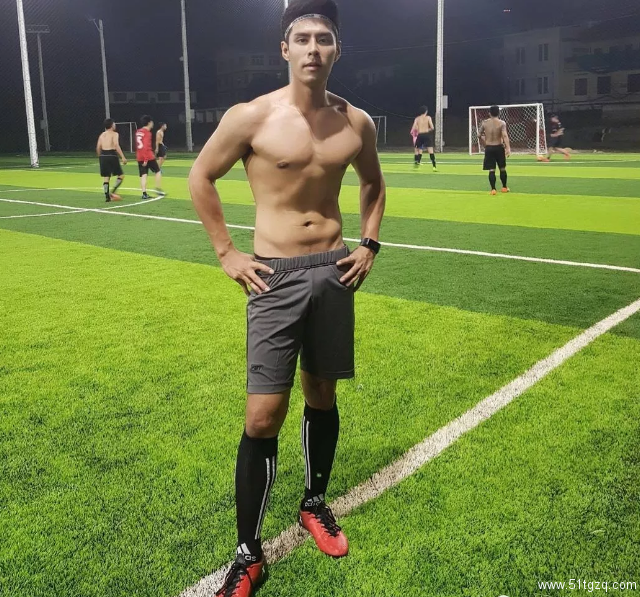 球裤太小丁丁太大？足球帅哥以前原来这么丑！-51虹马