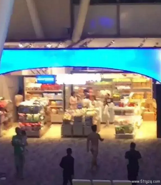 人鱼线肌肉男吃太多伟哥失去理智裸闹泰国机场 - 51虹马 人鱼线肌肉男吃太多伟哥失去理智裸闹泰国机场 - 51虹马