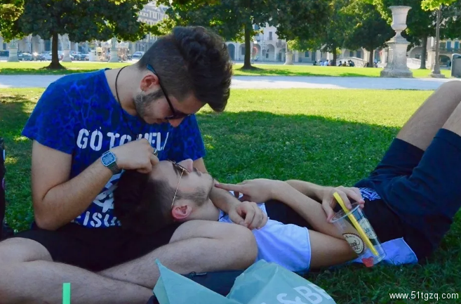 他牵着他的手，一起走弯路-51虹马