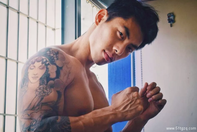 19岁直男，被扔到床上，一个人偷偷跑到厕所哭 - 51虹马