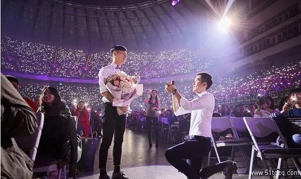 一对帅哥情侣求婚，居然在蔡健雅演唱会现场 - 51虹马