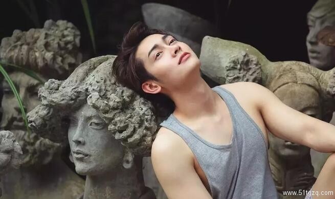 看点∣自带美颜效果的白嫩帅气小鲜肉，除了颜值还有可口的身材！ - 51虹马