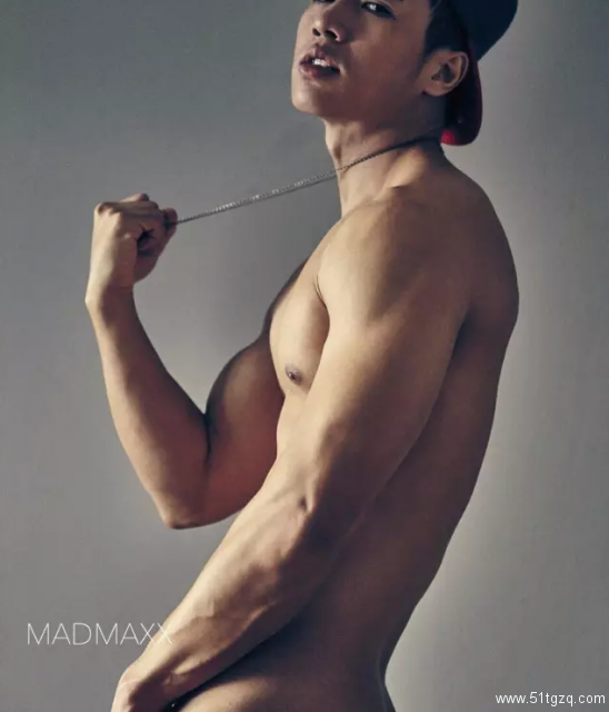 大胸翘臀男模照，实在太火辣了！ - 51虹马