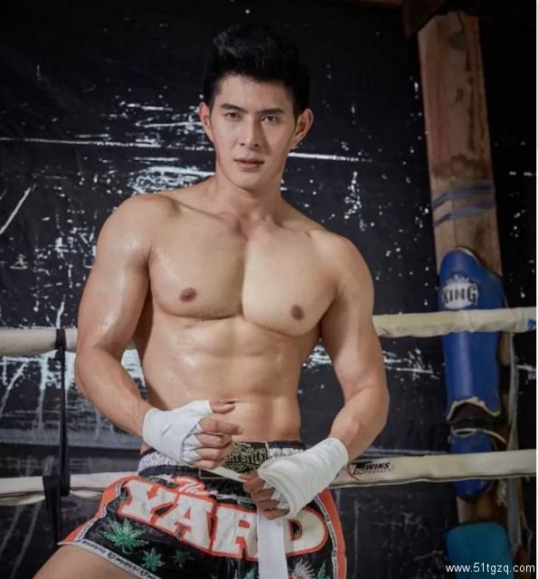 靠六块腹肌毁掉童年的肌肉版哆啦A梦，又拍写真啦！ - 51虹马