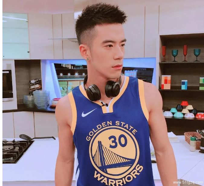 退伍小哥，帅气火入娱乐圈，你看好他吗？ - 51虹马