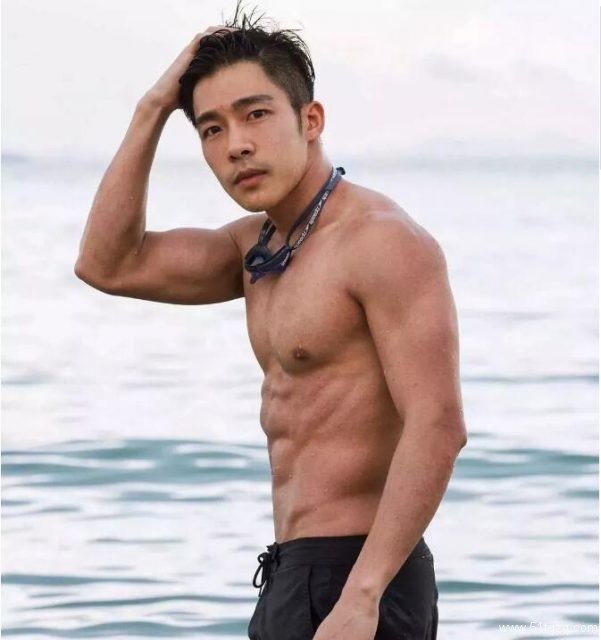 帅“爸爸”运动小短裤下果然藏着巨物 - 51虹马