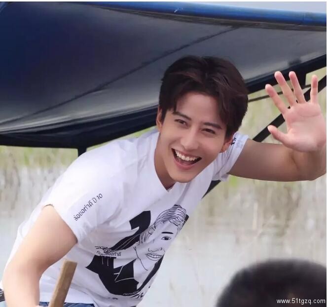 看点∣赵薇黄晓明都忍不住夸他帅！八块腹肌狗粮小鲜肉，暖男属性秒杀全场！ - 51虹马