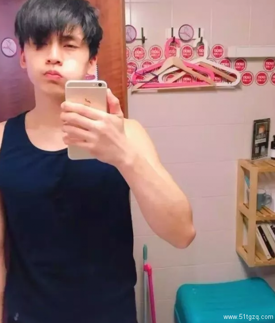 小鲜肉健身男神，人鱼线倒三角，这里有个超级好看的运动小哥等你查收! - 51虹马