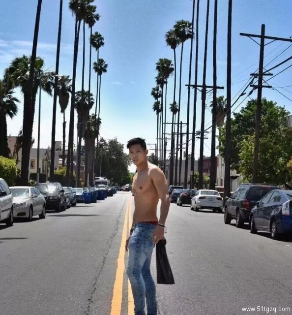 肌肉男都是作弊器，95后小鲜肉胸腹肌健壮又完美，这样的男人才是人生赢家！ - 51虹马