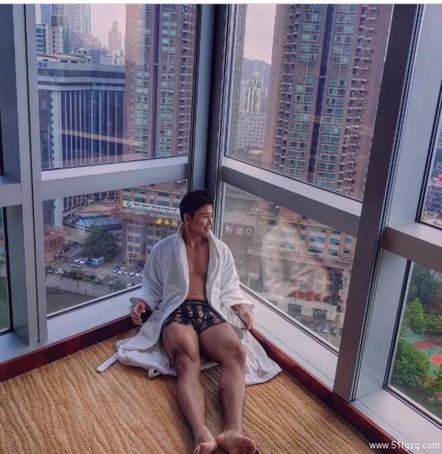 泳裤都快撑爆了，这位韩国肌肉帅哥实力不俗！ - 51虹马