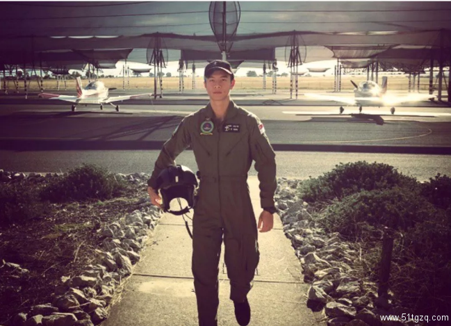 是男模也是飞行员！脱下衣服接受冰水挑战，身材不要太撩人！ - 51虹马