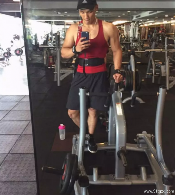 被摄影师宠爱的筋肉大帅哥，是他！ - 51虹马