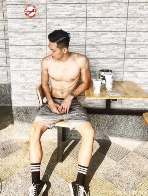 古铜色大长腿、公狗腰，台大体育校草吸粉上万 - 51虹马