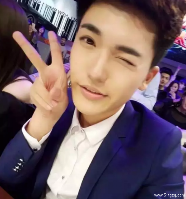 17岁的高颜粉嫩小鲜肉 快要被他萌翻了 - 51虹马