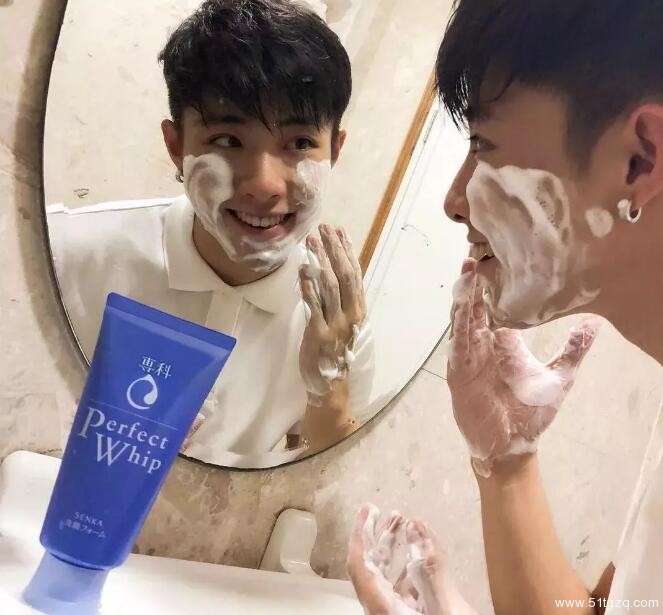 看点∣原味小鲜肉自带美颜效果，超高颜值六块腹肌，嫩的让你上瘾！ - 51虹马