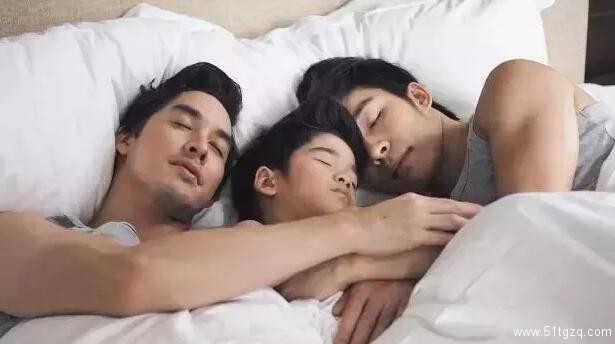 帅“爸爸”运动小短裤下果然藏着巨物 - 51虹马