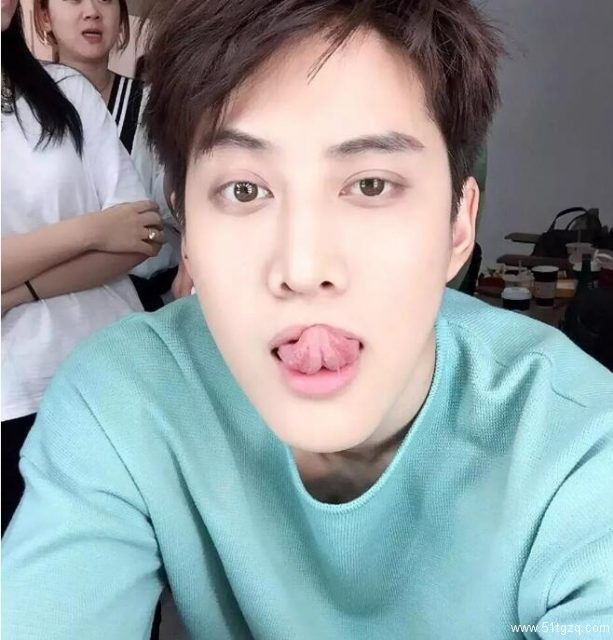 看点∣赵薇黄晓明都忍不住夸他帅！八块腹肌狗粮小鲜肉，暖男属性秒杀全场！ - 51虹马