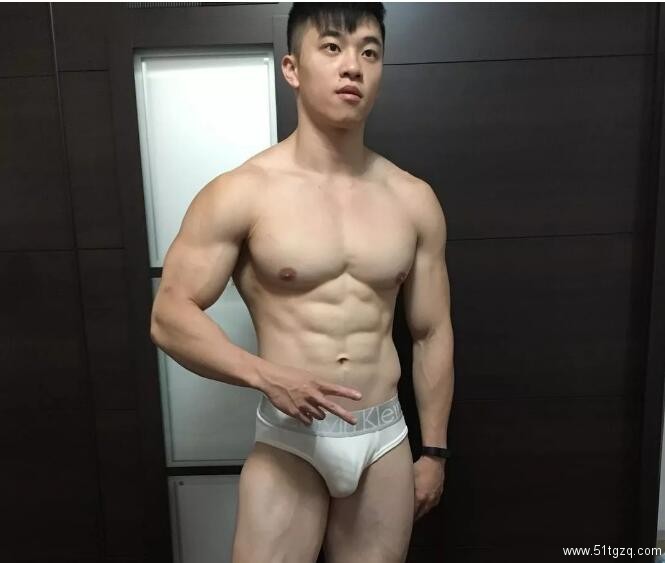 台湾网红直男体育生肌肉写真，身材堪比男模！ - 51虹马