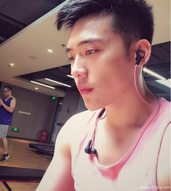 185帅气鲜肉健身私教，用满满的肌肉和大长腿撩你没商量！ - 51虹马