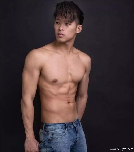 肌肉男都是作弊器，95后小鲜肉胸腹肌健壮又完美，这样的男人才是人生赢家！ - 51虹马
