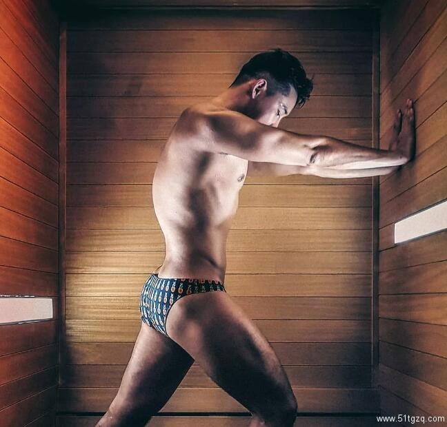 泳裤都快撑爆了，这位韩国肌肉帅哥实力不俗！ - 51虹马