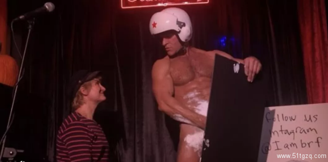 正装Play的大长腿帅气直男，脱掉衣服后腹肌人鱼线，让网友疯狂打Call！ - 51虹马