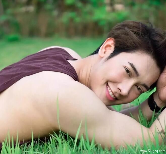 看点∣自带美颜效果的白嫩帅气小鲜肉，除了颜值还有可口的身材！ - 51虹马