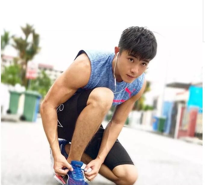 看点∣原味小鲜肉自带美颜效果，超高颜值六块腹肌，嫩的让你上瘾！ - 51虹马