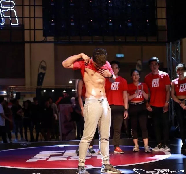 球裤太小丁丁太大？足球帅哥以前原来这么丑！ - 51虹马