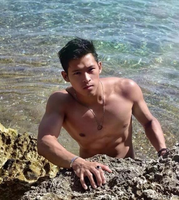 肌肉男都是作弊器，95后小鲜肉胸腹肌健壮又完美，这样的男人才是人生赢家！ - 51虹马